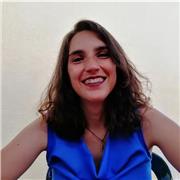 Docente di inglese e russo impartisce lezioni a studenti delle superiori